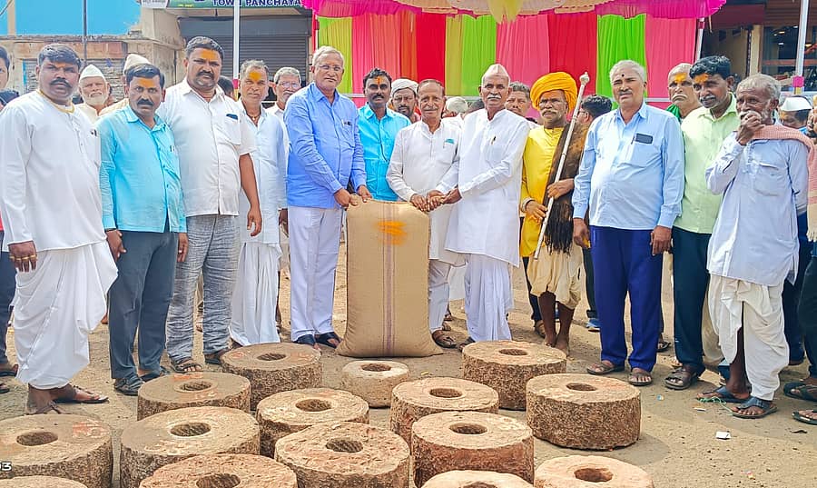 ಬೀಳಗಿ ಬೀರೇಶ್ವರ ಜಾತ್ರಾ ಮಹೋತ್ಸವದ ಅಂಗವಾಗಿ ಹಮ್ಮಿಕೊಂಡಿದ್ದ ಸಂಗ್ರಾಣಿ ಕಲ್ಲು ಎತ್ತುವ, ತೆಕ್ಕೆ ಚೀಲ ಎತ್ತುವ ಸ್ಪರ್ಧೆಗಳನ್ನು ಗಣ್ಯರು ಉದ್ಘಾಟಿಸಿದರು