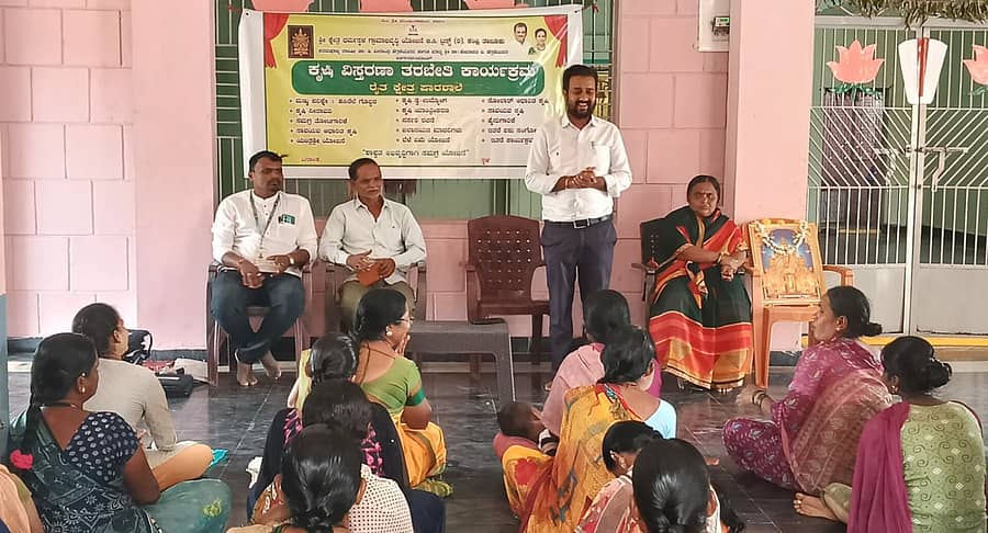 ಕಂಪ್ಲಿ ತಾಲ್ಲೂಕು ನಂ.10 ಮುದ್ದಾಪುರ ಗ್ರಾಮದ ರೈತ ಮಹಿಳೆಯರಿಗೆ ಆಯೋಜಿಸಿದ್ದ ಕೃಷಿ ತರಬೇತಿ ಕಾರ್ಯಕ್ರಮದಲ್ಲಿ ಕೃಷಿ ಅಧಿಕಾರಿ ಕೆ. ಸೋಮಶೇಖರ್ ಮಾತನಾಡಿದರು