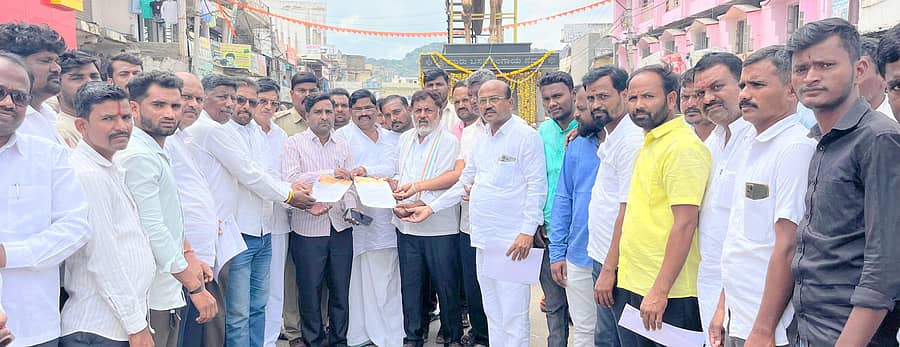 ಶಹಾಪುರ ನಗರದ ಬಸವೇಶ್ವರ ವೃತ್ತದಲ್ಲಿ ವಾಲ್ಮೀಕಿ ಸಮುದಾಯದ ಮುಖಂಡರು ಪ್ರತಿಭಟನೆ ನಡೆಸಿ ಉಪ ತಹಶೀಲ್ದಾರ್ ಅವರಿಗೆ ಮನವಿ ಸಲ್ಲಿಸಿದರು