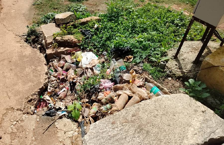 ಶ್ರೀನಿವಾಸಪುರ ತಾಲ್ಲೂಕಿನ ಹೊಗಳಗೆರೆ ಗ್ರಾಮದ ಚರಂಡಿಗಳು ತ್ಯಾಜ್ಯದಿಂದ ಮುಚ್ಚಿ ಹೋಗಿವೆ
