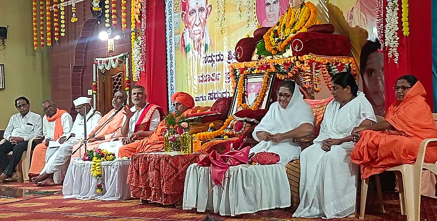 ಬೀದರ್ ತಾಲ್ಲೂಕಿನ ಬೆಳ್ಳೂರು ಗ್ರಾಮದ ಸಚ್ಚಿದಾನಂದ ಆಶ್ರಮದಲ್ಲಿ ನಡೆದ ಸಿದ್ಧಾರೂಢರ ವಾರ್ಷಿಕೋತ್ಸವ ಹಾಗೂ ಸಚ್ಚಿದಾನಂದ ಸ್ವಾಮೀಜಿ ಅವರ ಪುಣ್ಯಾರಾಧನೆ ಕಾರ್ಯಕ್ರಮದಲ್ಲಿ ಗುರುದೇವಾಶ್ರಮದ ಗಣೇಶಾನಂದ ಮಹಾರಾಜ ಮಾತನಾಡಿದರು