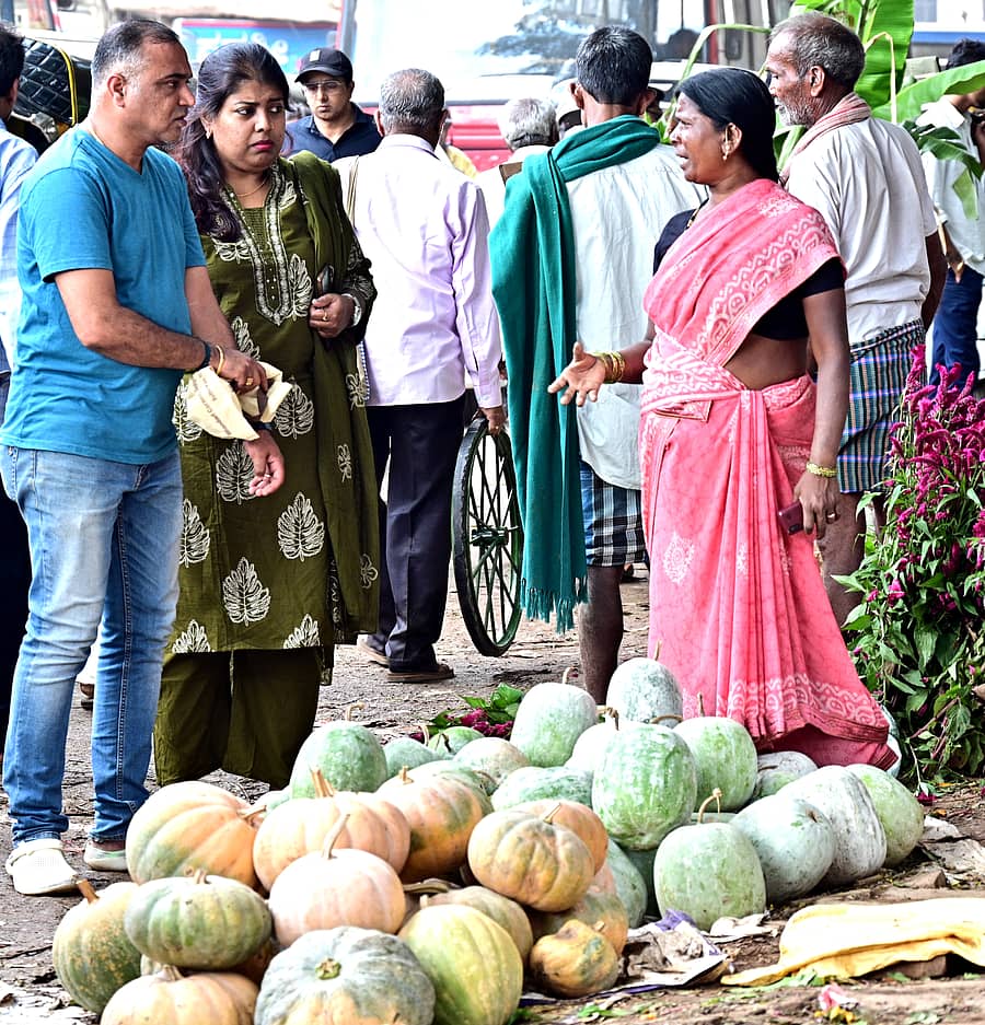 ದೀಪಾವಳಿ ಹಬ್ಬದ ಅಮಾವಾಸ್ಯೆ ಪ್ರಯುಕ್ತ ಹುಬ್ಬಳ್ಳಿಯ ಸಂಗೊಳ್ಳಿ ರಾಯಣ್ಣ ವೃತ್ತದ ಬಳಿ ಗ್ರಾಹಕರು ಕುಂಬಳಕಾಯಿ ಖರೀದಿಸಿದರು