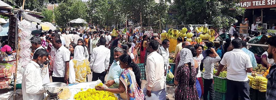 ಮುದ್ದೇಬಿಹಾಳ ಪಟ್ಟಣದ ಮುಖ್ಯರಸ್ತೆಯಲ್ಲಿ ದೀಪಾವಳಿ ಹಬ್ಬದ ಅಂಗವಾಗಿ ಗ್ರಾಹಕರು ಪೂಜಾ ಸಾಮಗ್ರಿಗಳನ್ನು ಖರೀದಿಸಿದರು