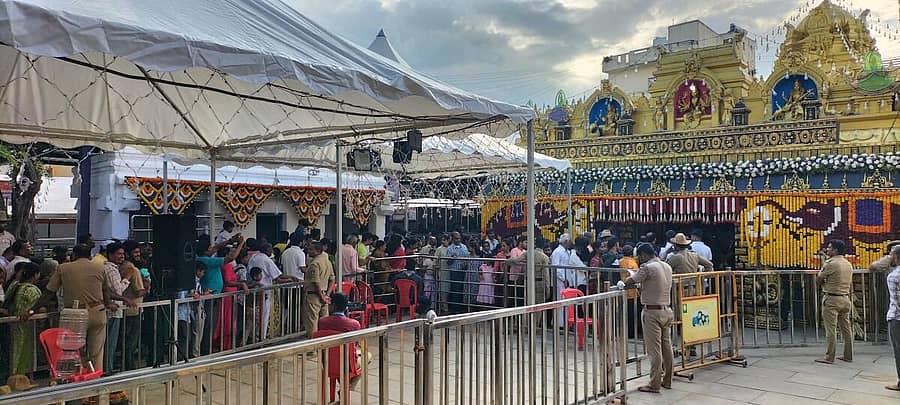 <div class="paragraphs"><p>ಹಾಸನಾಂಬೆಯ ಗರ್ಭಗುಡಿಗೆ ಸರದಿಯಲ್ಲಿ ತೆರಳುತ್ತಿರುವ ಭಕ್ತರು</p></div>