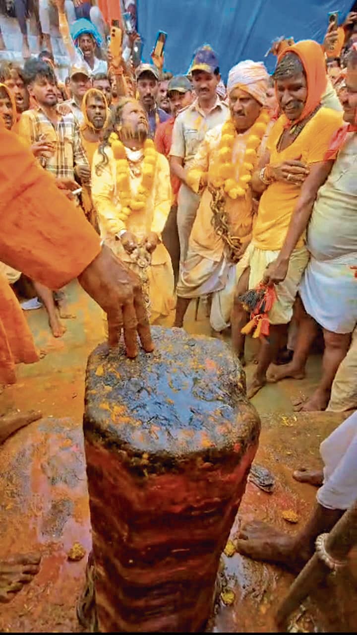 ಯಾದಗಿರಿ ತಾಲ್ಲೂಕಿನ ಮೈಲಾಪುರದಲ್ಲಿ ದೀಪಾವಳಿ ಜಾತ್ರೆಯ ಅಂಗವಾಗಿ ಕಬ್ಬಿಣದ ಸರಪಳಿ ಹರಿದ