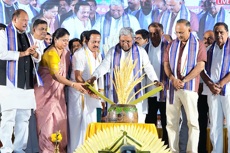 ತೆಂಗಿನ ಪಿಂಗಾರವನ್ನು ಅರಳಿಸುವ ಮೂಲಕ ಮುಖ್ಯಮಂತ್ರಿ ಸಿದ್ದರಾಮಯ್ಯ ‘ಅಶೋಕ ಜನ ಮನ’ ಕಾರ್ಯಕ್ರಮ ಉದ್ಘಾಟಿಸಿದರು. ಐವನ್ ಡಿಸೋಜ, ಸುಮಾ ಅಶೋಕ ರೈ, ಅಶೋಕ್ ಕುಮಾರ್ ರೈ, ಮಂಜುನಾಥ ಭಂಡಾರಿ, ದಿನೇಶ್ ಗುಂಡೂರಾವ್ ಮತ್ತು ರಮಾನಾಥ ರೈ ಪಾಲ್ಗೊಂಡಿದ್ದರು 