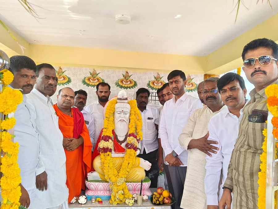 ಯಾದಗಿರಿ ತಾಲ್ಲೂಕಿನ ನಾಗರಬಂಡ ಗ್ರಾಮದಲ್ಲಿ ಸೋಮವಾರ ನಡೆದ ಮಹರ್ಷಿ ವಾಲ್ಮೀಕಿ ಮೂರ್ತಿ ಅನಾವರಣ ಕಾರ್ಯಕ್ರಮದಲ್ಲಿ ಶಾಸಕ ಶರಣಗೌಡ ಕಂದಕೂರ, ಗೊಲ್ಲಪಲ್ಲಿ ವಾಲ್ಮೀಕಿ ಗುರುಪೀಠದ ಪೀಠಾಧಿಪತಿ ವರದಾನಂದೇಶ್ವರ ಸ್ವಾಮೀಜಿ ಸೇರಿ ಹಲವರು ಪಾಲ್ಗೊಂಡಿದ್ದರು