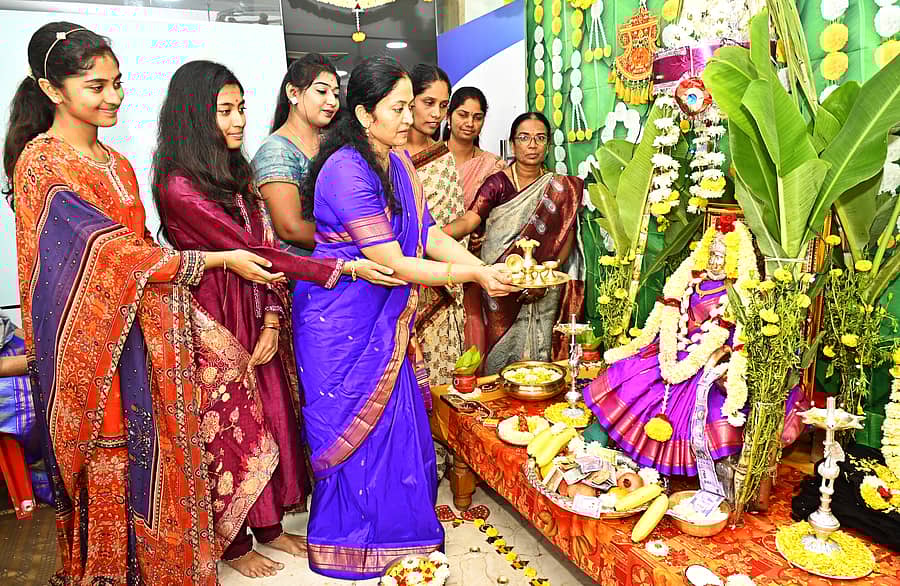 ದೀಪಾವಳಿ ಹಬ್ಬದ ಅಂಗವಾಗಿ ಕಲಬುರಗಿಯ ಯುನೈಟೆಡ್‌ ಆಸ್ಪತ್ರೆಯಲ್ಲಿ ಡಾ.ವೀಣಾ ಸಿದ್ದಾರೆಡ್ಡಿ ಹಾಗೂ ಆಸ್ಪತ್ರೆ ಸಿಬ್ಬಂದಿ ಸೋಮವಾರ ಲಕ್ಷ್ಮಿ ಮೂರ್ತಿಗೆ ಆರತಿ ಬೆಳಗಿದರು
–ಪ್ರಜಾವಾಣಿ ಚಿತ್ರ