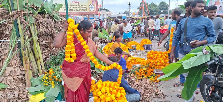 ಸಿರುಗುಪ್ಪ ನಗರದ ಗಾಂಧಿ ವೃತ್ತದಲ್ಲಿ ದೀಪಾವಳಿ ಹಬ್ಬದ ಅಂಗವಾಗಿ ಜನರು ವಿವಿಧ ಸಾಮಾಗ್ರಿಗಳನ್ನು ಖರೀದಿಸಿದರು
