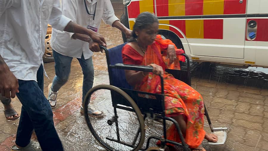 ಅಶೋಕ ಜನಮನ ಕಾರ್ಯಕ್ರಮದಲ್ಲಿ ಅಸ್ವಸ್ಥಗೊಂಡ ಮಹಿಳೆಯನ್ನು ಪುತ್ತೂರಿನ ಸರ್ಕಾರಿ ಆಸ್ಪತ್ರೆಗೆ ಕರೆದುಕೊಂಡು ಹೋಗಲಾಯಿತು