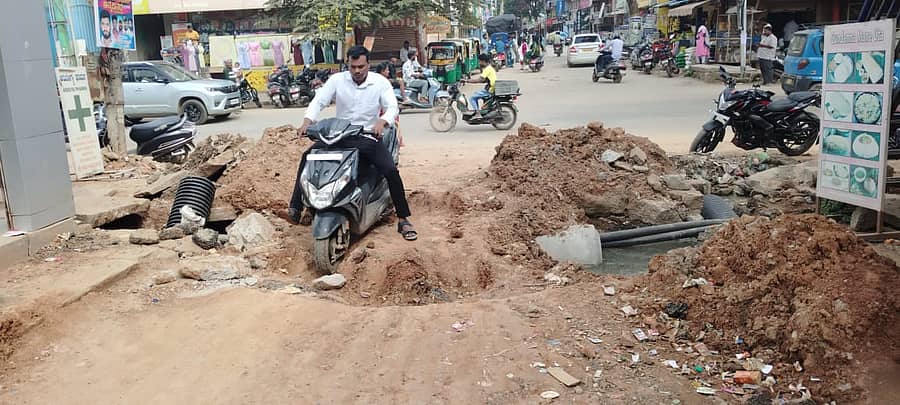 ಹೊಸಕೋಟೆಯ ಕೋರ್ಟ್ ವೃತ್ತ ಸಂಪರ್ಕಿಸುವ ದೊಡ್ಡಗಟ್ಟಿಗನಬ್ಬೆ ರಸ್ತೆ ಬಳಿ ಭೂತಗ ಕೇಬಲ್ ಅಳವಡಿಕೆಗಾಗಿ ಭೂಮಿ ಅಗೆದು ಕಾಟಾಚಾರಕ್ಕೆ ಮುಚ್ಚಿರುವ ಜಾಗದಲ್ಲಿ ವಾಹನ ಸವಾರರ ಸರ್ಕಸ್‌
