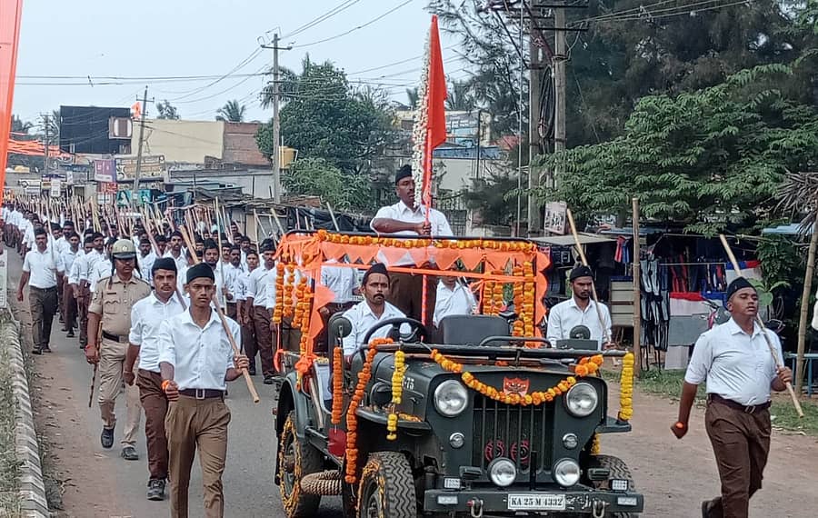 ಧಾರವಾಡ ತಾಲ್ಲೂಕಿನ ಗರಗ ಗ್ರಾಮದಲ್ಲಿ ಆರ್.ಎಸ್.ಎಸ್. ವತಿಯಿಂದ ಭಾನುವಾರ ಹಮ್ಮಿಕೊಂಡಿದ್ದ ಪಥಸಂಚಲನದಲ್ಲಿ ಪಾಲ್ಗೊಂಡಿದ್ದ ಗಣವೇಷಧಾರಿಗಳು