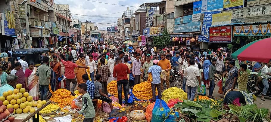 ಹೊಸಪೇಟೆಯಲ್ಲಿ ದೀಪಾವಳಿ ಪ್ರಯಕ್ತ ಸೋಮವಾರ ಹೂ, ಹಣ್ಣುಗಳ ಖರೀದಿ ಭರಾಟೆ ಜೋರಾಗಿತ್ತು –ಪ್ರಜಾವಾಣಿ ಚಿತ್ರ/ ಲವ ಕೆ.