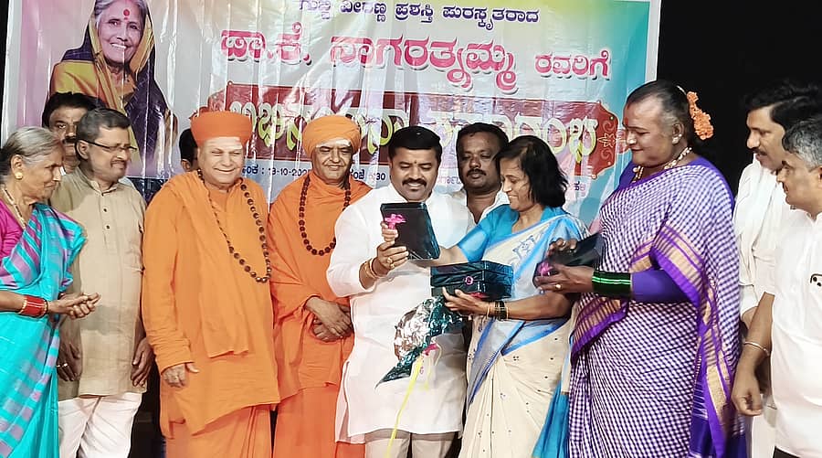 ಮರಿಯಮ್ಮನಹಳ್ಳಿಯ ದುರ್ಗಾದಾಸ್ ಕಲಾಮಂದಿರದಲ್ಲಿ ಭಾನುವಾರ ಹಮ್ಮಿಕೊಂಡಿದ್ದ ಸಮಾರಂಭದಲ್ಲಿ ಹಿರಿಯ ರಂಗಕಲಾವಿದೆ ಕೆ.ನಾಗರತ್ನಮ್ಮ ಅವರ ಅಭಿನಂದನಾ ಗ್ರಂಥ ‘ರಂಗಸಿರಿ’ಯನ್ನು ವೀಣಾ ಮಹಾಂತೇಶ್ ಲೋಕಾರ್ಪಣೆ ಮಾಡಿದರು