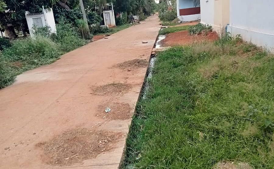 ಚರಂಡಿಗಳಿಲ್ಲದೆ ಕಿರಿದಾಗಿ ನಿರ್ಮಿಸಿರುವ ಮುಂಡರಗಿ ತಾಲ್ಲೂಕಿನ ಹೆಸರೂರು ಗ್ರಾಮದ ಕಿರಿದಾದ ರಸ್ತೆಗಳು