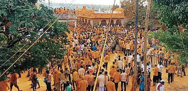 ಚಡಚಣ ಸಮೀಪದ ಮಹಾರಾಷ್ಟ್ರದ ಹುಲಜಂತಿ ಗ್ರಾಮದ ಮಾಳಿಂಗರಾಯ ದೇವಾಲಯದಲ್ಲಿ ಮಂಗಳವಾರ ಜಮಾಯಿಸಿದ ಭಕ್ತಸಾಗರ