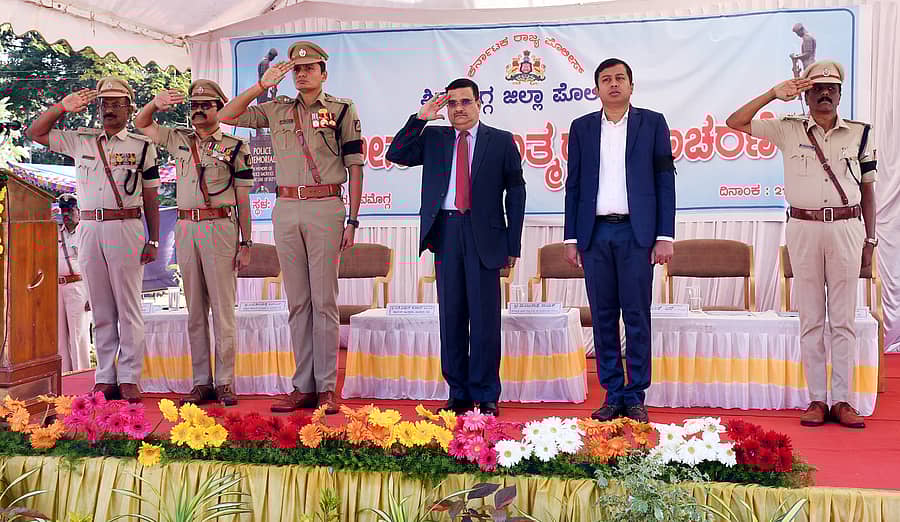 ಶಿವಮೊಗ್ಗದ ಪೊಲೀಸ್‌ ಕವಾಯತು ಮೈದಾನದಲ್ಲಿ ಮಂಗಳವಾರ ಏರ್ಪಡಿಸಿದ್ದ ಪೊಲೀಸ್‌ ಹುತಾತ್ಮರ ದಿನಾಚರಣೆ ಕಾರ್ಯಕ್ರಮದಲ್ಲಿ ಪ್ರಧಾನ ಜಿಲ್ಲಾ ಮತ್ತು ಸೆಷನ್ಸ್ ನ್ಯಾಯಾಧೀಶ ಮಂಜುನಾಥ ನಾಯಕ್ ಗೌರವ ವಂದನೆ ಸ್ವೀಕರಿಸಿದರು