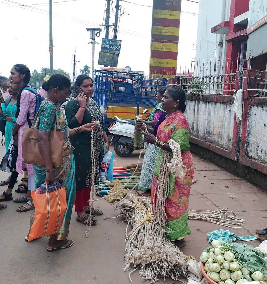 ದೀಪಾವಳಿ ಗೋಪೂಜೆಗೆ ಗ್ರಾಮೀಣ ಭಾಗದ ಮಹಿಳೆಯರು ಸಾಂಪ್ರದಾಯಿಕವಾಗಿ ಸಿದ್ಧಗೊಳಿಸಿರುವ ನಾರಿನ ದಾಬುಗಳನ್ನು ಖರೀದಿಸಿದರು