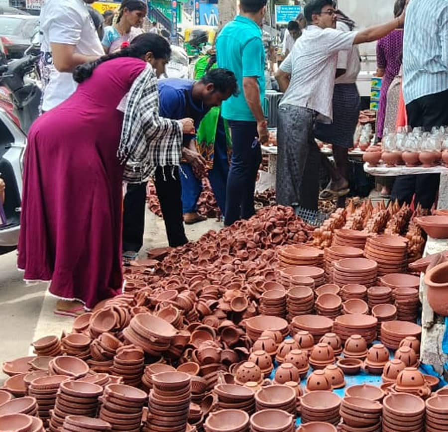 ದೀಪಾವಳಿ ಹಬ್ಬದ ಪ್ರಯುಕ್ತ ರಾಮನಗರದ ಹಳೆ ಬಸ್ ನಿಲ್ದಾಣ ವೃತ್ತದಲ್ಲಿ ಜನರು ಮಣ್ಣಿನ ದೀಪಗಳನ್ನು ಖರೀದಿಸಿದರು