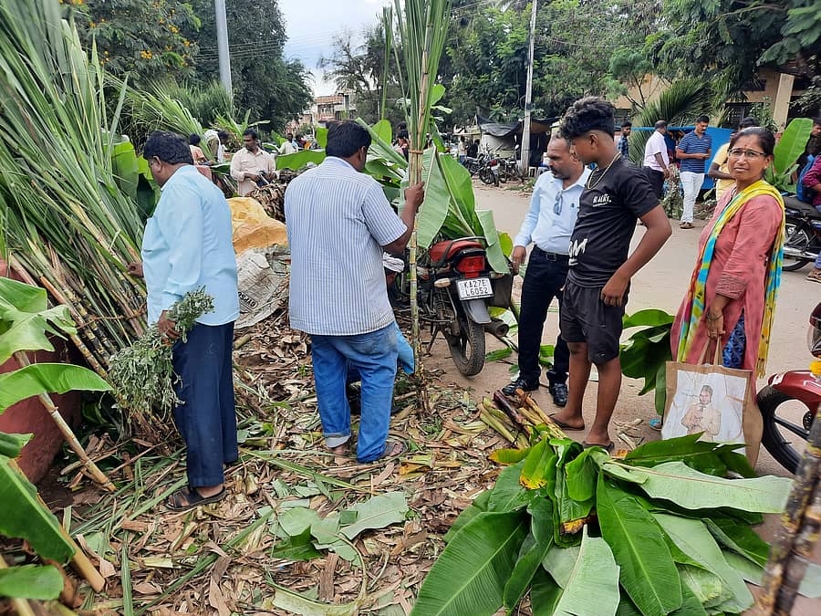 ಹಾವೇರಿ ನಗರಸಭೆ ಕಚೇರಿ ಎದುರಿನ ಮಾರುಕಟ್ಟೆಯಲ್ಲಿ ಜನರು ಹಟ್ಟಿ ಲಕ್ಕವ್ವ ಪೂಜೆಗಾಗಿ ಮಂಗಳವಾರ ಸಾಮಗ್ರಿ ಖರೀದಿಸಿದರು