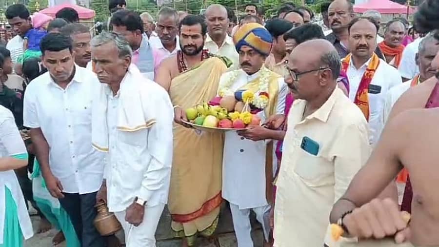 ಚಿಕ್ಕಮಗಳೂರು ತಾಲ್ಲೂಕಿನ ಮಲ್ಲೇನಹಳ್ಳಿ ಬಿಂಡಿಗ ದೇವೀರಮ್ಮ ದೇಗುಲಕ್ಕೆ ಮೈಸೂರು ಅರಸರ ಮನೆತನದಿಂದ ಬಾಗಿನ ನೀಡಲಾಯಿತು