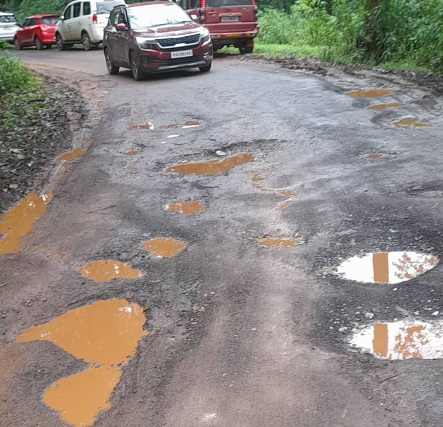 ಕಲ್ಲತ್ತಿಗಿರಿ ಮತ್ತು ಕೆಮ್ಮಣ್ಣುಗುಂಡಿ ನಡುವಿನ ರಸ್ತೆ