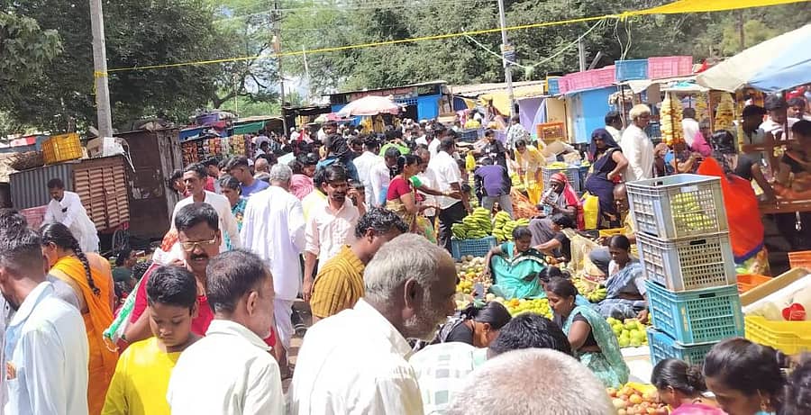 ದೀಪಾವಳಿ ಹಬ್ಬದ ಅಂಗವಾಗಿ ಗುಳೇದಗುಡ್ಡದ ಮಾರುಕಟ್ಟೆಯಲ್ಲಿ ಜನರು ಅಗತ್ಯ ವಸ್ತುಗಳ ಖರೀದಿಯಲ್ಲಿ ನಿರತರಾಗಿದ್ದರು