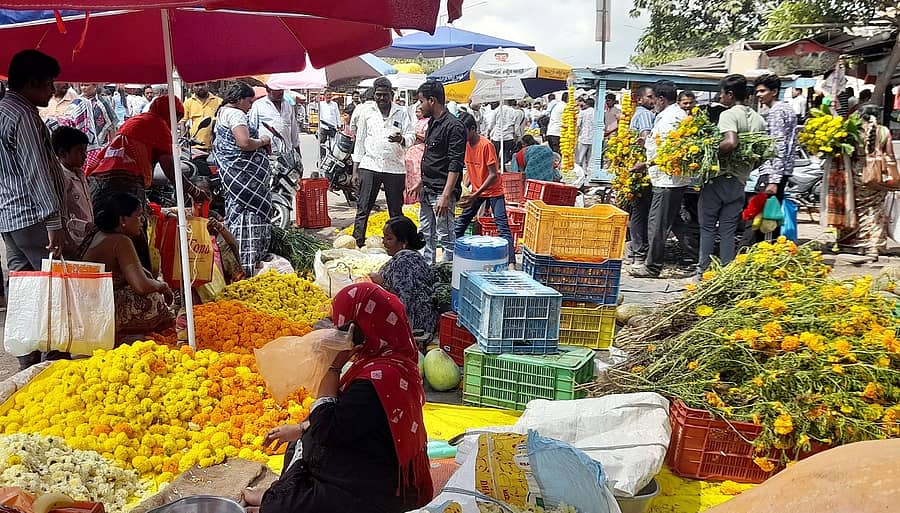 ದೇವರಹಿಪ್ಪರಗಿಯಲ್ಲಿ ದೀಪಾವಳಿ ಅಮವಾಸ್ಯೆಯ ಅಂಗವಾಗಿ ಹೂ, ಹಣ್ಣು, ಕುಂಬಳಕಾಯಿ ಮಾರಾಟ ಭರದಿಂದ ಜರುಗಿತು 