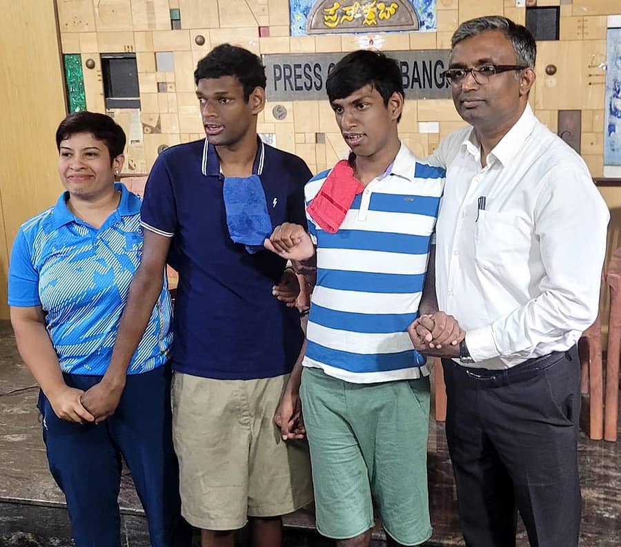 ಅಂತರರಾಷ್ಟ್ರೀಯ ಮಾಸ್ಟರ್ ಪವರ್ ಲಿಫ್ಟರ್ ದೀಪಾ‌ ಅವರು ತಮ್ಮ ಮಕ್ಕಳು ಹಾಗೂ ಪತಿ ಅಜಯ್ ಅವರೊಂದಿಗೆ   –ಪ್ರಜಾವಾಣಿ ಚಿತ್ರ