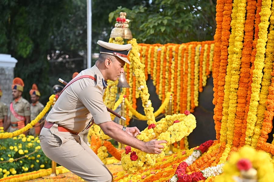 <div class="paragraphs"><p>ಮೈಸೂರಿನ ಪೊಲೀಸ್ ಹುತಾತ್ಮರ ಸ್ಮಾರಕ ಉದ್ಯಾನದಲ್ಲಿ ಸೋಮವಾರ ಆಯೋಜಿಸಿದ್ದ ಪೊಲೀಸ್ ಹುತಾತ್ಮರ ದಿನಾಚರಣೆಯಲ್ಲಿ ಐಜಿಪಿ ಡಾ. ಎಂ.ಬಿ. ಬೋರಲಿಂಗಯ್ಯ ಅವರು ಹುತಾತ್ಮರ ಸ್ತಂಭಕ್ಕೆ ಪುಷ್ಪಗುಚ್ಛ ಅರ್ಪಿಸಿದರು </p></div>