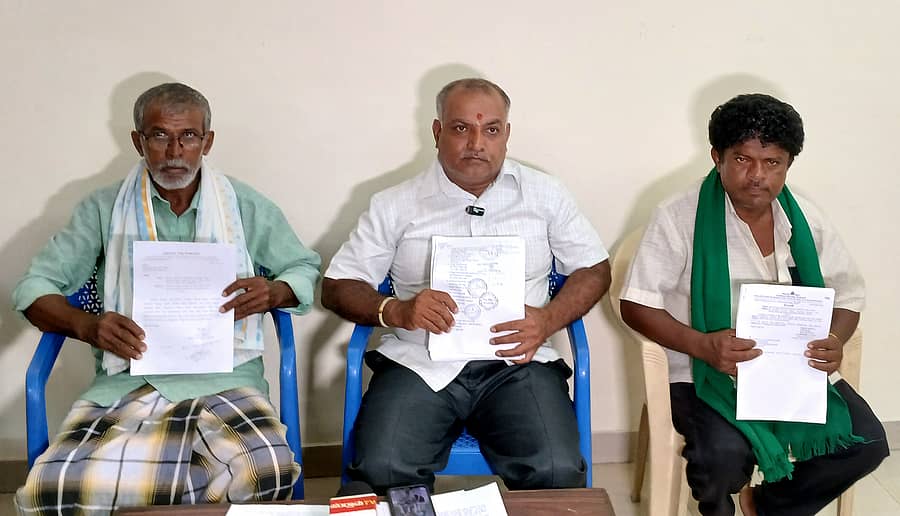 ಚನ್ನಪಟ್ಟಣದ ಪ್ರವಾಸಿಮಂದಿರದಲ್ಲಿ ನಡೆದ ಪತ್ರಿಕಾಗೋಷ್ಠಿಯಲ್ಲಿ ಮಾಕಳಿ ಗ್ರಾಮದ ಮುಖಂಡ ಎಂ.ಎಲ್. ಲೋಕೇಶ್, ಇತರರು ದಾಖಲೆಪತ್ರಗಳನ್ನು ಪ್ರದರ್ಶಿಸಿದರು
