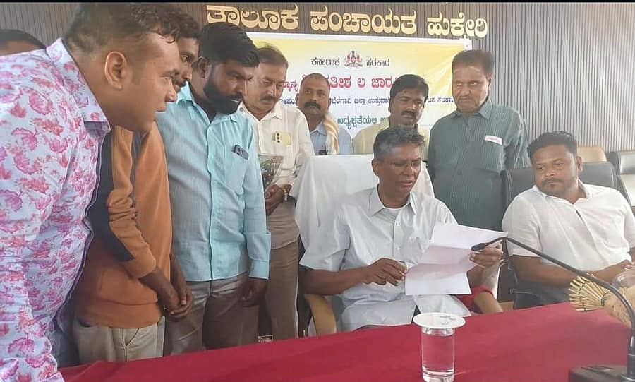 ಹುಕ್ಕೇರಿ ತಾಲ್ಲೂಕು ಪಂಚಾಯಿತಿ ಸಭಾ ಭವನದಲ್ಲಿ ಮಂಗಳವಾರ ಜರುಗಿದ ಕುಂದು ಕೊರತೆ ಸಭೆಯಲ್ಲಿ ಜಿಲ್ಲಾ ಉಸ್ತುವಾರಿ ಸಚಿವ ಸತೀಶ್ ಜಾರಕಿಹೊಳಿ ಜನರ ಅಹವಾಲು ಆಲಿಸಿದರು