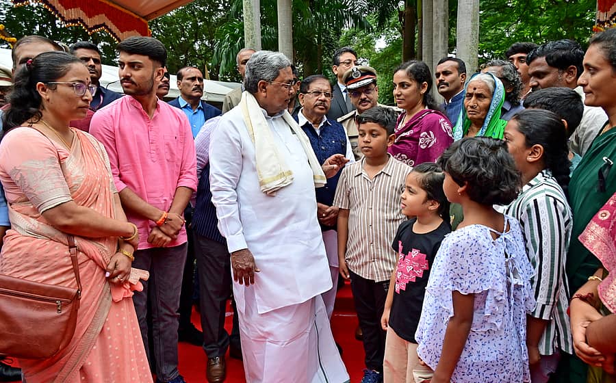 <div class="paragraphs"><p>ಹುತಾತ್ಮ ಪೊಲೀಸರ ಕುಟುಂಬ ಸದಸ್ಯರೊಂದಿಗೆ ಸಿದ್ದರಾಮಯ್ಯ&nbsp; ಅವರು ಮಾತುಕತೆ ನಡೆಸಿದರು. ಜಿ.ಪರಮೇಶ್ವರ, ಎಂ.ಎ.ಸಲೀಂ ಉಪಸ್ಥಿತರಿದ್ದರು&nbsp; – ಪ್ರಜಾವಾಣಿ ಚಿತ್ರಗಳು/ ರಂಜು ಪಿ.</p></div>
