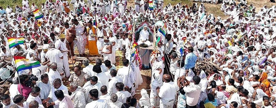 ರಬಕವಿ ಬನಹಟ್ಟಿ ಸಮೀಪದ ಹಳಿಂಗಳಿ ಗ್ರಾಮದ ಭದ್ರಗಿರಿ ಬೆಟ್ಟ ಪ್ರದೇಶದಲ್ಲಿ ಆರಿಕಾ ದರ್ಶನಭೂಷಣಮತಿ ಮಾತಾಜಿ ಅಂತ್ಯಕ್ರಿಯೆ ಮಂಗಳವಾರ ಜರುಗಿತು 