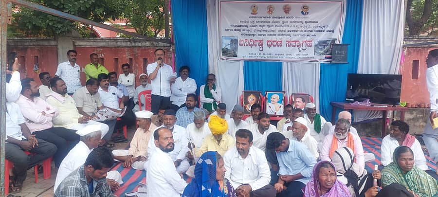 ಬಸವನಬಾಗೇವಾಡಿ ತಾಲ್ಲೂಕಿನ ಕುದರಿಸಾಲವಾಡಗಿ ಗ್ರಾಮದಲ್ಲಿ ರಸ್ತೆಯ ಅಭಿವೃದ್ಧಿ ಹಾಗೂ ವಿಸ್ತರಣೆ ವಿಚಾರವಾಗಿ ತೆರವುಗೊಳಿಸಲಾದ 143 ಕ್ಕೂ ಅಧಿಕ ಮನೆಗಳನ್ನು‌ ಕಳೆದುಕೊಂಡ ನಿರಾಶ್ರಿತರು ಪಟ್ಟಣದ ಮಿನಿವಿಧಾನಸೌಧದ ಮುಂಭಾಗದಲ್ಲಿ ನಡೆಸುತ್ತಿರುವ ಅನಿರ್ಧಿಷ್ಟ ಧರಣಿ ಸತ್ಯಾಗ್ರಹ ಮಂಗಳವಾರ 6ನೇ ದಿನವು ಮುಂದುವರೆಯಿತು