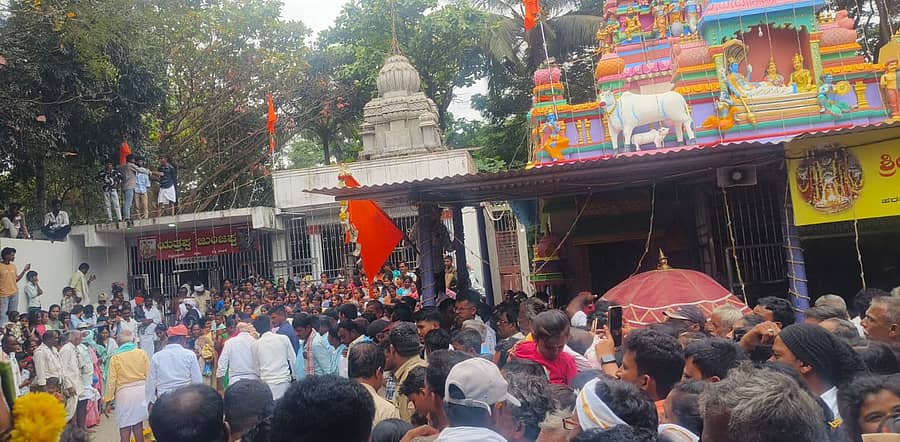 ಹರಪನಹಳ್ಳಿ ತಾಲ್ಲೂಕು ಗೊಲ್ಲರಹಟ್ಟಿ ಜುಂಜೇಶ್ವರ ಸ್ವಾಮಿ ದೇವಸ್ಥಾನ ಆವರಣದಲ್ಲಿ ಜಮಾಯಿಸಿರುವ ಭಕ್ತಸಮೂಹ