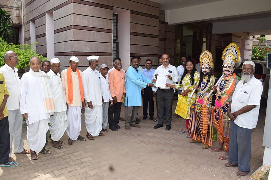 ಕನ್ನಡ ರಾಜ್ಯೋತ್ಸವ ಪ್ರಶಸ್ತಿ ಆಯ್ಕೆ ಸಮಿತಿಗೆ ಬಯಲಾಟ ಅಕಾಡೆಮಿ ಅಧ್ಯಕ್ಷರನ್ನು ನೇಮಿಸುವಂತೆ ಒತ್ತಾಯಿಸಿ ಕಲಾವಿದರು ಜಿಲ್ಲಾಧಿಕಾರಿಗೆ ಮನವಿ ಸಲ್ಲಿಸಿದರು