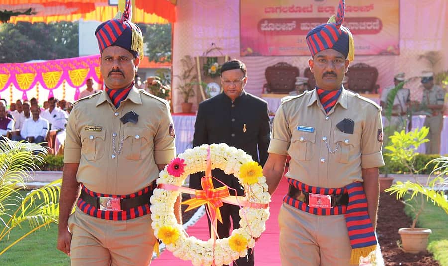 ಬಾಗಲಕೋಟೆಯಲ್ಲಿ ಮಂಗಳವಾರ ನಡೆದ ಪೊಲೀಸ್‌ ಹುತಾತ್ಮರ ದಿನಾಚರಣೆಯಲ್ಲಿ ಜಿಲ್ಲಾಧಿಕಾರಿ ಸಂಗಪ್ಪ ಹುತಾತ್ಮರ ಸ್ಮಾರಕಕ್ಕೆ ಪುಷ್ಪ ಅರ್ಪಿಸಿದರು 