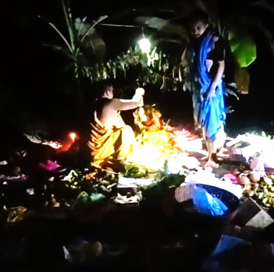 ಮುಂಡಗೋಡ ತಾಲ್ಲೂಕಿನ ಬೆಡಸಗಾಂವ್‌ ಗ್ರಾಮದ ಅರಣ್ಯಪ್ರದೇಶದಲ್ಲಿರುವ ಹುಲಿದೇವರಿಗೆ ಭಕ್ತರು ಸೋಮವಾರ ಮಧ್ಯರಾತ್ರಿ ತೆಂಗಿನಕಾಯಿ ಅರ್ಪಿಸಿದರು