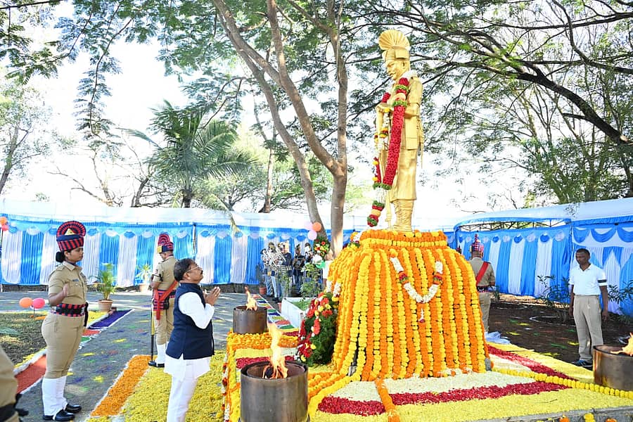 ಹಾವೇರಿ ಹೊರವಲಯದ ಕೆರಿಮತ್ತಿಹಳ್ಳಿಯಲ್ಲಿರುವ ಪೊಲೀಸ್ ಮೈದಾನದಲ್ಲಿ ಮಂಗಳವಾರ ಆಯೋಜಿಸಿದ್ದ ‘ಪೊಲೀಸ್ ಹುತಾತ್ಮ ದಿನಾಚರಣೆ’ ಕಾರ್ಯಕ್ರಮದಲ್ಲಿ ಹುತಾತ್ಮರ ಸ್ಮಾರಕಕ್ಕೆ ನ್ಯಾಯಾಧೀಶರಾದ ಬಿರಾದಾರ ಎನ್.ದೇವೆಂದ್ರಪ್ಪ ಅವರು ಪುಷ್ಪ ನಮನ ಸಲ್ಲಿಸಿದರು
