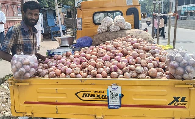 ವಡಗೇರಾ ತಾಲ್ಲೂಕಿನ ಗ್ರಾಮವೊಂದರಲ್ಲಿ ಟಂಟಂನಲ್ಲಿ ಈರುಳ್ಳಿ ಮಾರಾಟ ಮಾಡುತ್ತಿರುವುದು