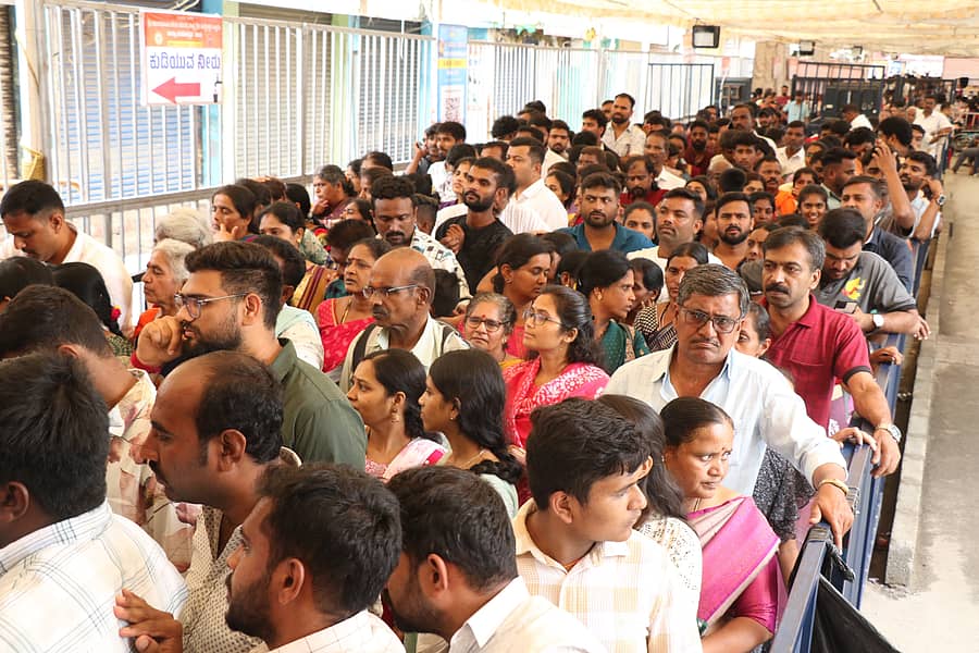 ಮಂಗಳವಾರ ಮಧ್ಯಾಹ್ನ ಧರ್ಮದರ್ಶನದ ಸಾಲಿನಲ್ಲಿ ಸಾಗಿದ ಜನರು 