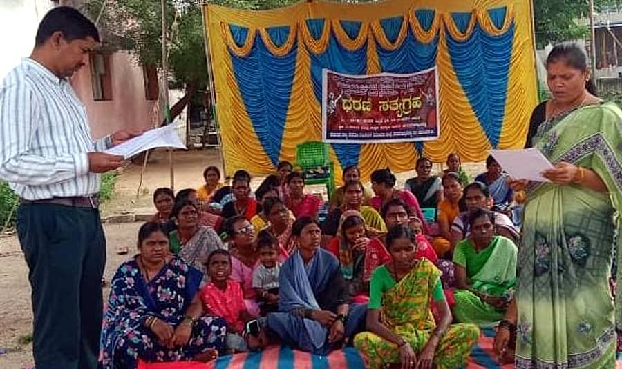 ಹಗರಿಬೊಮ್ಮನಹಳ್ಳಿಯಲ್ಲಿ ದೇವದಾಸಿ ವಿಮೋಚನಾ ಸಂಘದ ಪದಾಧಿಕಾರಿಗಳು ಸಿಡಿಪಿಒ ಬೋರೆಗೌಡರಿಗೆ ಮನವಿ ಸಲ್ಲಿಸಿದರು