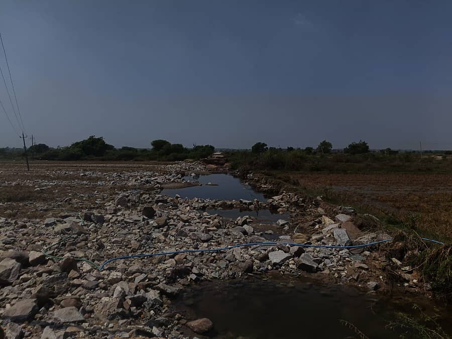 ಸೈದಾಪುರ ಸಮೀಪದ ಆನೂರು.ಕೆ, ಆನೂರು.ಬಿ ಗ್ರಾಮಗಳಿಂದ ವಡಗೇರಾ ತಾಲ್ಲೂಕಿನ ವಿವಿಧ ಗ್ರಾಮಗಳಿಗೆ ಸಂಪರ್ಕ ಕಲ್ಪಿಸುವ ರಸ್ತೆ ಪ್ರವಾಹದಿಂದ ಸಂಪೂರ್ಣ ಕೊಚ್ಚಿಕೊಂಡು ಹೋಗಿರುವುದು 