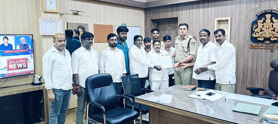 ಶಿವಮೊಗ್ಗದಲ್ಲಿ ಮಂಗಳವಾರ ಜಿಲ್ಲಾ ಕಾಂಗ್ರೆಸ್ ಪರಿಶಿಷ್ಟ ವಿಭಾಗದಿಂದ ಎಸ್‌ಪಿ ಜಿ.ಕೆ.ಮಿಥುನ್‌ಕುಮಾರ್ ಅವರಿಗೆ ಮನವಿ ಸಲ್ಲಿಸಲಾಯಿತು
