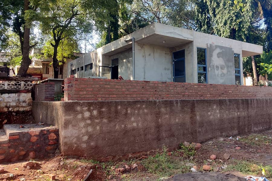 ರಬಕವಿ ಬನಹಟ್ಟಿ ಸಮುದಾಯ ಆರೋಗ್ಯ ಕೇಂದ್ರದ ಮುಂದೆ ಇಂದಿರಾ ಕ್ಯಾಂಟೀನ್ ಕಟ್ಟಡ ನಿರ್ಮಾಣ ಕಾಮಗಾರಿ ಅಪೂರ್ಣಗೊಂಡಿದೆ