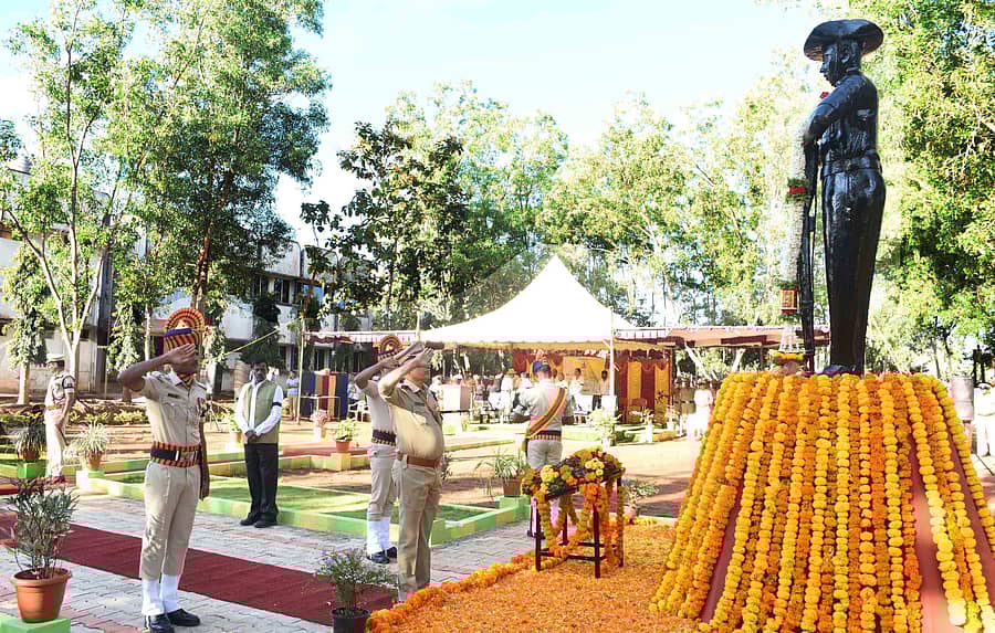 ಶಿಗ್ಗಾವಿ ತಾಲ್ಲೂಕಿನ ಗಂಗೆಬಾವಿ ಕೆ.ಎಸ್.ಆರ್.ಪಿ 10ನೇ ಪಡೆ ಆವರಣದಲ್ಲಿ ಮಂಗಳವಾರ ನಡೆದ ಪೊಲೀಸ್ ಹುತಾತ್ಮರ ದಿನ ಕಾರ್ಯಕ್ರಮದಲ್ಲಿ ಕಮಾಂಡಂಟ್ ನಾಗರಾಜ ಮೆಳ್ಳಾಗಟ್ಟಿ ಪೊಲೀಸ್ ಸ್ಮಾರಕಕ್ಕೆ ಹೂಗುಚ್ಚ ಅರ್ಪಿಸಿ ಗೌರವ ನಮನ ಸಲ್ಲಿಸಿದರು