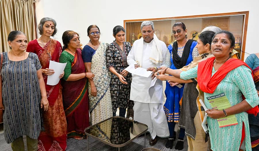 ಧರ್ಮಸ್ಥಳ ಪ್ರಕರಣಗಳ ವಿಚಾರಣೆ ಪೂರ್ಣವಾಗುವವರೆಗೂ ಎಸ್‌ಐಟಿ ಮುಂದುವರಿಸಬೇಕು ಎಂದು ಕೋರಿ ‘ಕೊಂದವರು ಯಾರು ಆಂದೋಲನ’ದ ಸದಸ್ಯರು ಸಿದ್ದರಾಮಯ್ಯ ಅವರಿಗೆ ಮಂಗಳವಾರ ಮನವಿ ಸಲ್ಲಿಸಿದರು.