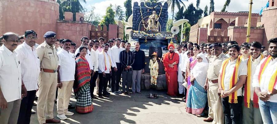 ಬೈಲಹೊಂಗಲದಲ್ಲಿ ತಾಲ್ಲೂಕು ಆಡಳಿತದಿಂದ ವೀರರಾಣಿ ಕಿತ್ತೂರು ಚನ್ನಮ್ಮನ ವಿಜಯ ಜ್ಯೋತಿಯನ್ನು ಗಣ್ಯರು ಬರಮಾಡಿಕೊಂಡು ಪೂಜೆ ಸಲ್ಲಿಸಿ ಚನ್ನಮ್ಮನ ಕಿತ್ತೂರಗೆ ಮಂಗಳವಾರ ಬೀಳ್ಕೋಟ್ಟರು