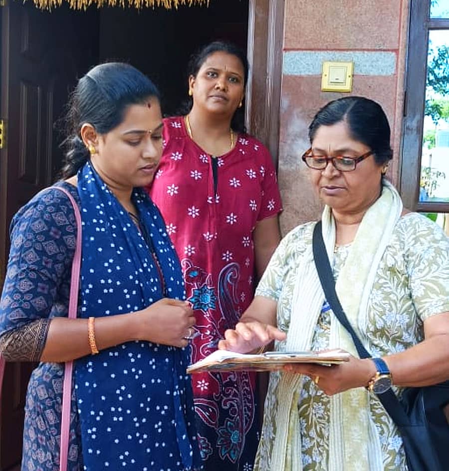 ಸಾಮಾಜಿಕ ಮತ್ತು ಶೈಕ್ಷಣಿಕ ಸಮೀಕ್ಷೆ ನಡೆಸುತ್ತಿರುವ ದೃಶ್ಯ